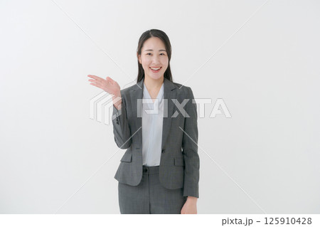スーツ姿の女性 スーツ姿の女性 125910428