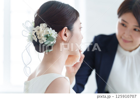 結婚式場のヘアメイクと新婦 125910707