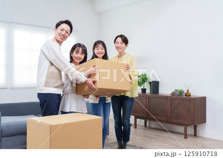 引越しの荷造りをする家族 引越しの荷造りをする家族 125910718