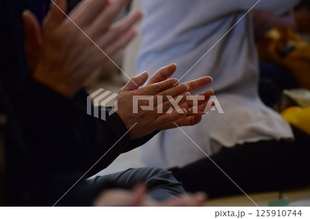 学習発表会、観客、手元、拍手 125910744