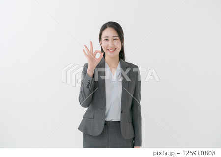 スーツ姿の女性 125910808