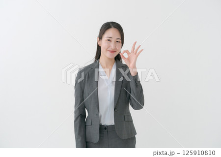 スーツ姿の女性 スーツ姿の女性 125910810