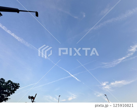 青空にクロスする飛行機雲 125910821