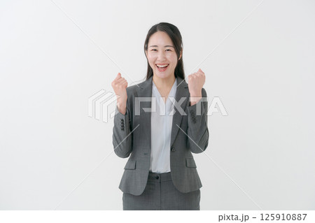 ガッツポーズをするスーツ姿の女性 ガッツポーズをするスーツ姿の女性 125910887