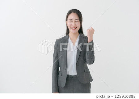 ガッツポーズをするスーツ姿の女性 125910888