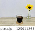 夏のアイスコーヒーとひまわり 125911263