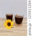 夏のアイスコーヒーとひまわり 125911264