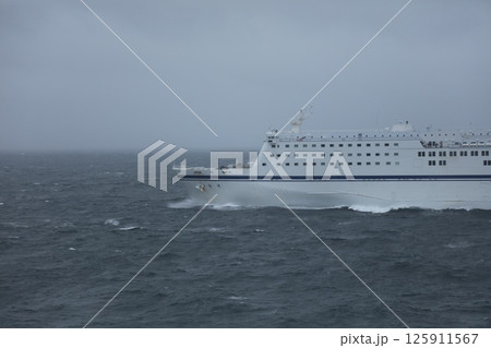 フェリーからの通過フエリー 125911567
