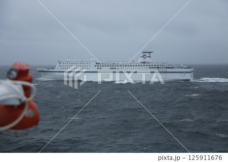 フェリーからの通過フエリー 125911676