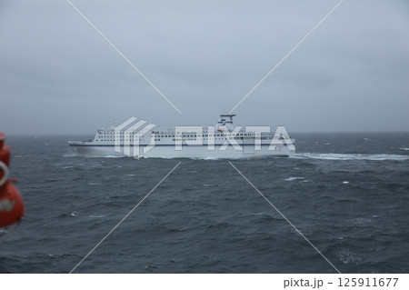 フェリーからの通過フエリー 125911677