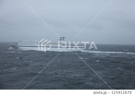 フェリーからの通過フエリー 125911678
