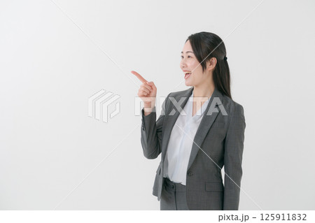 案内をするスーツ姿の女性 案内をするスーツ姿の女性 125911832