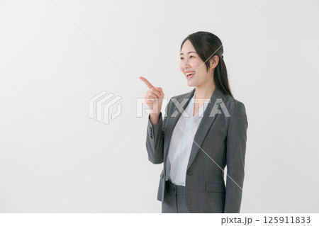 案内をするスーツ姿の女性 125911833