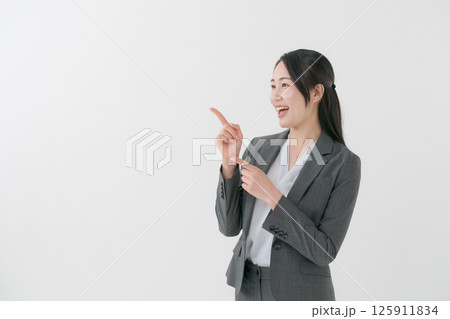 案内をするスーツ姿の女性 案内をするスーツ姿の女性 125911834