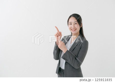 案内をするスーツ姿の女性 125911835