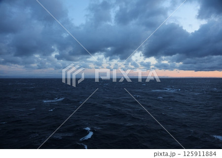 フエリーからの富士山 125911884