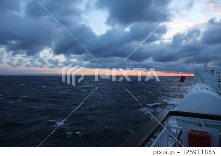 フエリーからの富士山 125911885