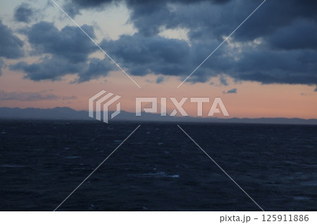 フエリーからの富士山 125911886