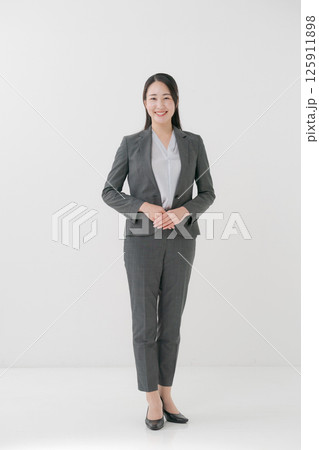 スーツ女性の全身ポートレート スーツ女性の全身ポートレート 125911898