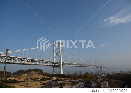 青空に映える備讃瀬戸大橋 青空に映える備讃瀬戸大橋 125911931