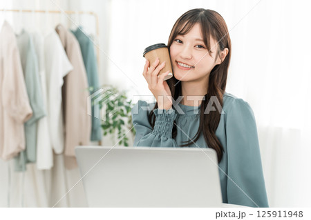 オフィス,仕事場でコーヒーを飲む若いアジア人ビジネスウーマン オフィス,仕事場でコーヒーを飲む若いアジア人ビジネスウーマン 125911948