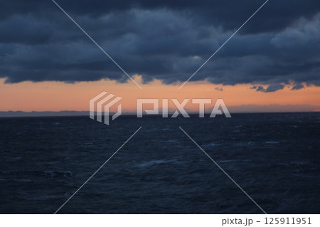 フェリーからの陸地 125911951