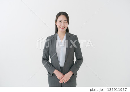 スーツ姿の女性 125911987