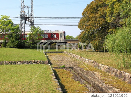 世界遺産の平城宮跡を走行する近鉄奈良線の電車 世界遺産の平城宮跡を走行する近鉄奈良線の電車 125911992