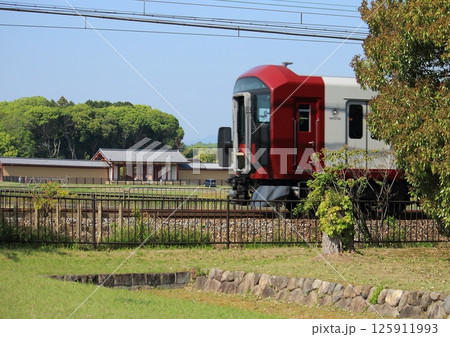 世界遺産の平城宮跡を走行する近鉄奈良線の電車 125911993
