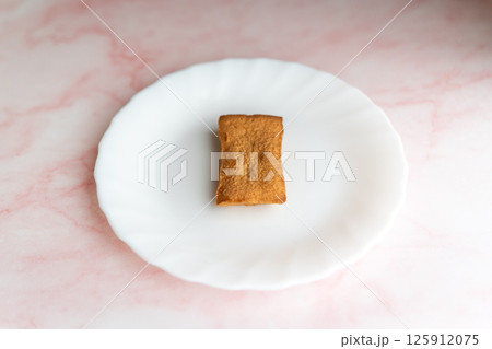 白皿にのせた焼き菓子① 125912075