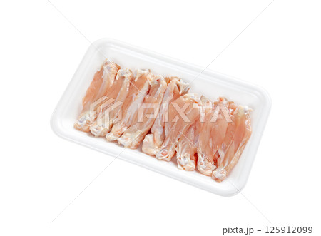 パック入りの鶏の手羽中【白背景・切り抜き】 パック入りの鶏の手羽中【白背景・切り抜き】 125912099