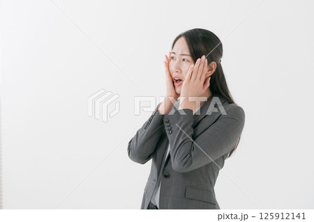 悩む表情のスーツ姿の女性 悩む表情のスーツ姿の女性 125912141
