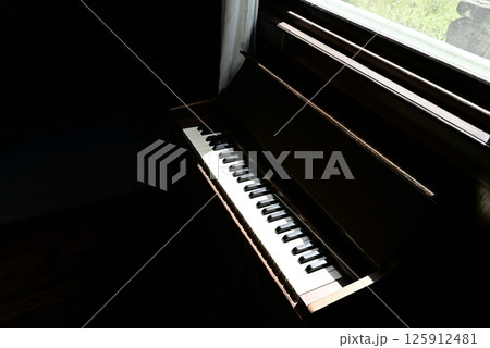 古いピアノの鍵盤 古いピアノの鍵盤 125912481