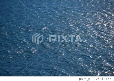 さざ波が立つ穏やかな海面 125912577