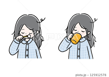 パジャマ姿のロングヘアーの女性の朝の歯磨き・コーヒーを飲む姿 セット パジャマ姿のロングヘアーの女性の朝の歯磨き・コーヒーを飲む姿 セット 125912578