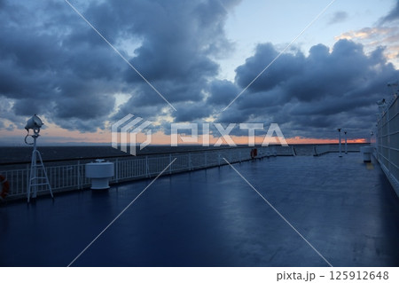 フエリーからの富士山 125912648