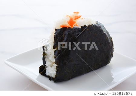 炊きたてのごはんで握った、紅鮭のおにぎり 125912675