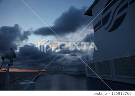 フェリーからの太平洋 125912760
