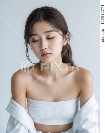 瞳を閉じる女性　ai 125912771