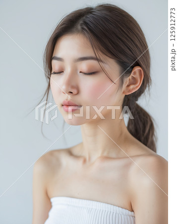 瞳を閉じる女性　ai 125912773