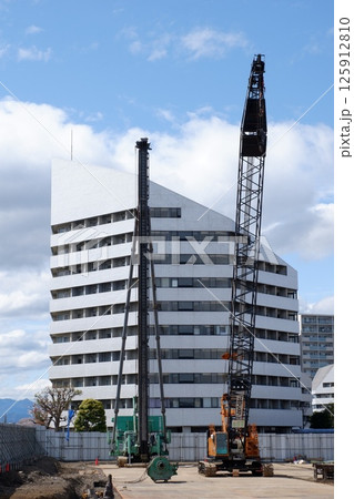 杭打ち機とクローラークレーン 125912810