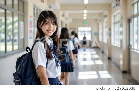 学校の廊下で笑顔を見せる日本の女子高生 125912939