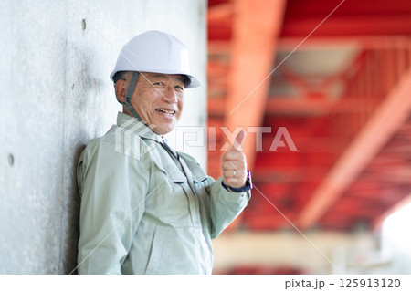 仕事が充実しているベテラン施工管理の男性 125913120
