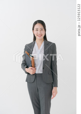 ファイルを持つビジネスウーマン ファイルを持つビジネスウーマン 125913122