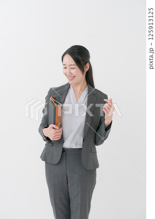 ファイルを持つビジネスウーマン ファイルを持つビジネスウーマン 125913125