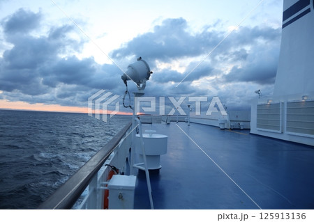 フェリーからの陸地　太平洋 125913136