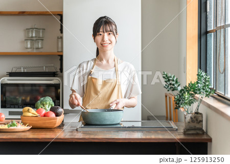 キッチンで料理をする若いアジア人女性(クッキング・手料理) キッチンで料理をする若いアジア人女性(クッキング・手料理) 125913250