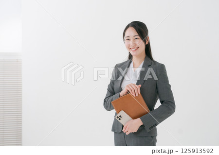 ファイルを持つビジネスウーマン 125913592