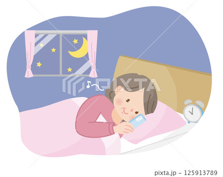 夜ベッドの中でスマホを見る中年女性のイラスト 125913789