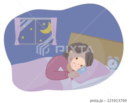 夜ベッドの中でスマホを見る中年女性のイラスト 125913790